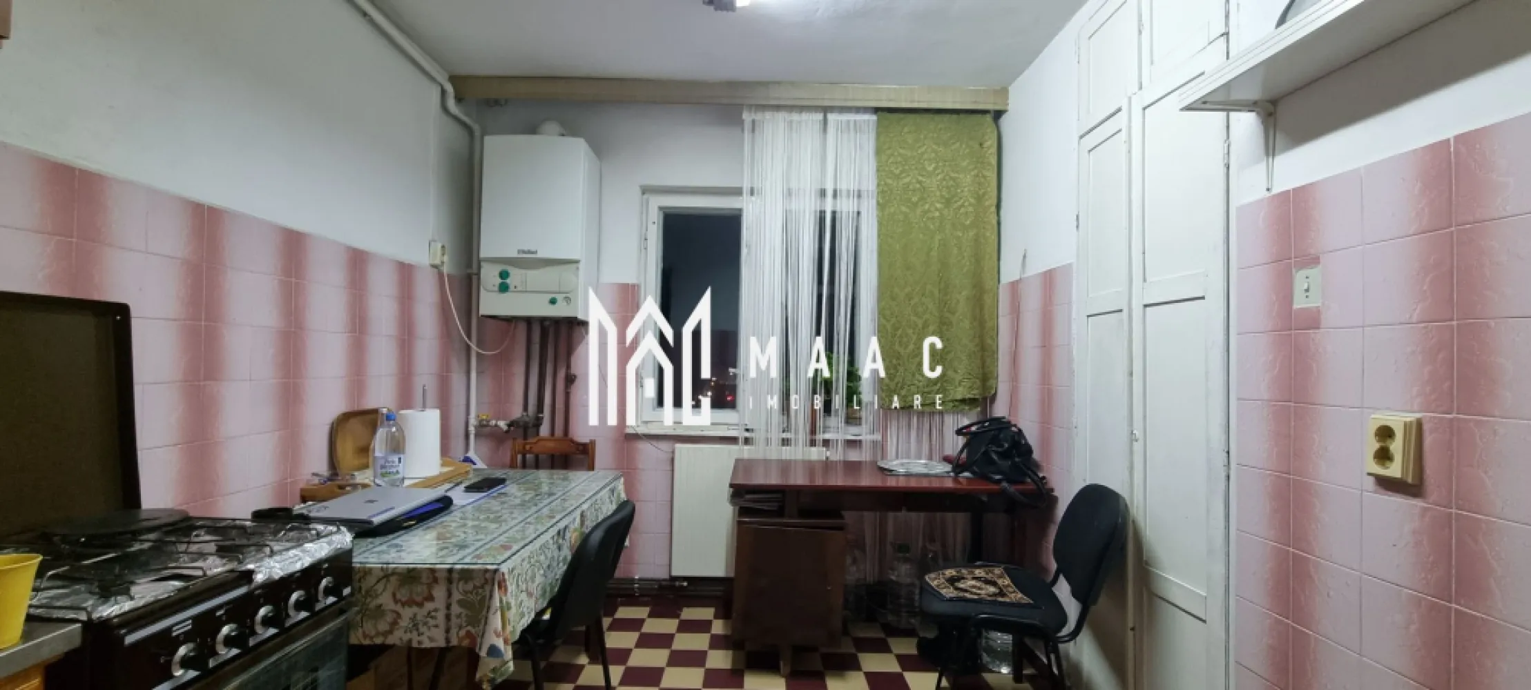 Black Friday Apartament 4 camere | 84mpu I Balcon | Romgaz - 🔥 BLACK FRIDAY - Profită de cea mai bună perioadă din an pentru a deveni proprietar! Reducere de 4.000 euro - Pret vechi - 75.000 euro Pret promotional - 71.000 euro MAAC Imobiliare vă propune pentru achiziționare un apartament cu suprafața de 84mpu, situat strategic în cartierul Vitrometan, zona Birouri Romgaz. - Locuința este pozitionată la etajul 3 al blocului cu 4 etaje, pod și subsol. - Datorită orientarii sud- vestice, imobilul este iluminat natural, în aceeași măsură, soarele contribuie la confortul termic din locuință. - Compartimentare decomandată, dispune de un hol de acces spațios care oferă intrare separată către: - Baie serviciu, bucătărie cu cămară, living, dormitor, baie principală cu cadă plus încă 2 dormitoare cu balcon închis, - Dispune de centrală termică proprie și calorifere din fontă, - Instalația de canalizare și apă au fost refăcute. - Apartamentul se vinde cu boxă la subsol. Amplasat în vecinătatea DN14( Șos. Sibiului), transportul în comun, magazinele comerciale și punctele de interes sunt în vecinătatea locuinței. Această proprietate combină confortul unui apartament cu libertatea unei case. Pentru mai multe detalii precizați telefonic că ați văzut anunțul cu ID: CP2777715 }}