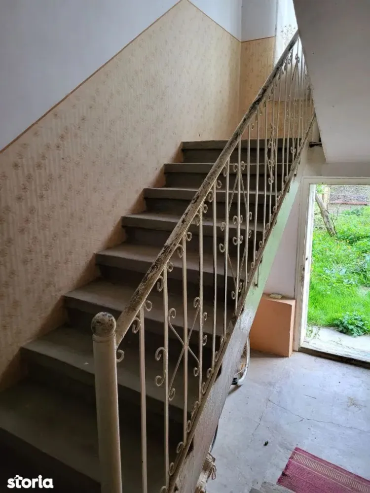 Ag EUROPA vinde casa cu etaj cu teren aferent de 10 ari în Lazuri. - Ag Europa vinde casa cu etaj construita în 1982 situata în Lazuri cu 1000mp teren aferent.