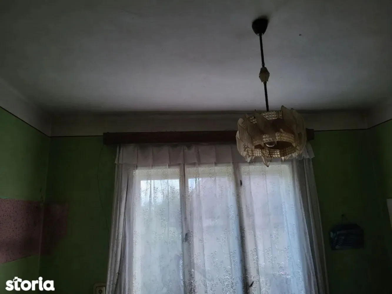 Ag EUROPA vinde casa cu etaj cu teren aferent de 10 ari în Lazuri. - Ag Europa vinde casa cu etaj construita în 1982 situata în Lazuri cu 1000mp teren aferent.