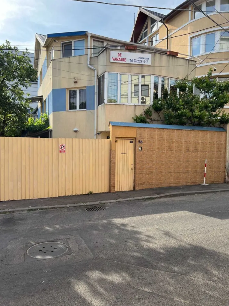 Casa Vila Splaiul Unirii P+2+pod si P+1 eventual schimb OFERTA - Casa Vila Splaiul Unirii P+2+pod si P+1 sunt doua corpuri in aceeasi casa cu intrari separate care se pot uni daca se doreste,pot locui doua familii separat sau schimb cu ceva mai mic,eventual si apartamente + diferenta ,casa are toate cerintele de la put propriu si Apa Nova, sistem de supraveghere,alarme,aer conditionat,centrala termica,garaj auto cu rampa,etc,se mai poate ridica un etaj deoarece parterul are ziduri groase de 80 cm inclusiv temelia,constructie an 2004,camerele 7 sunt foarte mari daca se doreste sediu de firma,casa NU a fost facuta de vanzare,unic propietar,mai multe detalii si mai multe poze ( nu sunt fotograf ),vizionare la telefon,PRETUL LA M3 CONSTRUIT ESTE CEL MAI MIC DIN ZONA