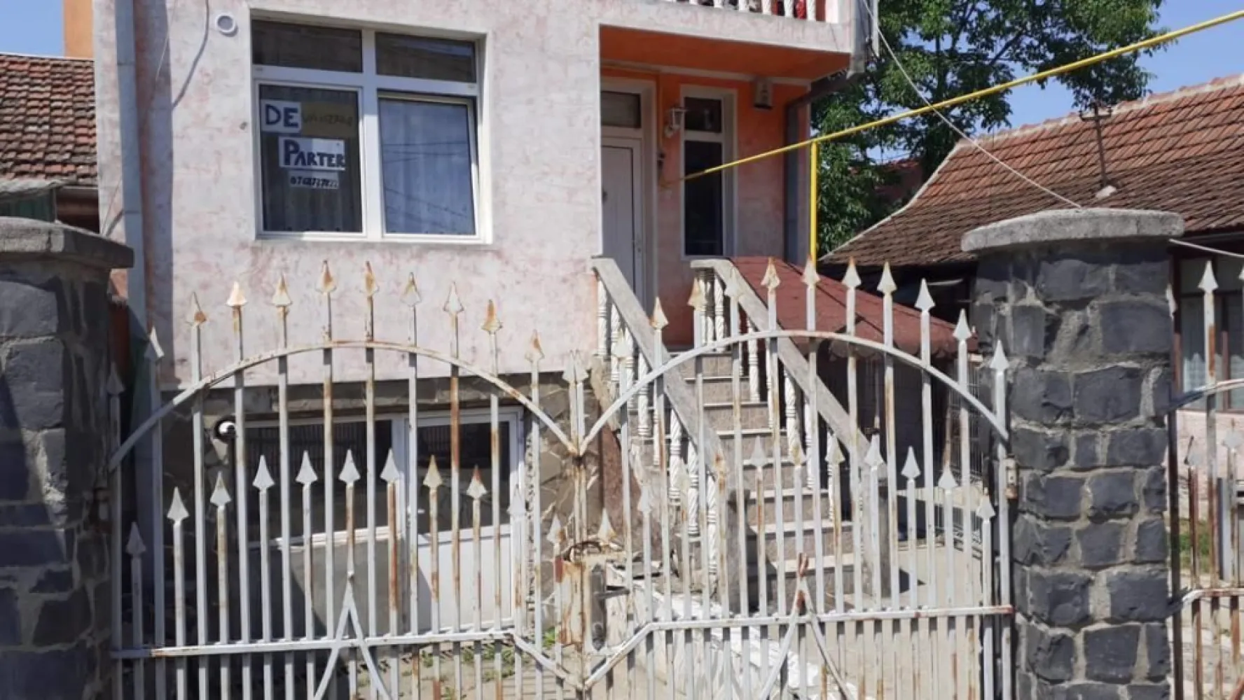 Ag. EUROPA vinde parterul unei case cu 2 etaje în zona Carpați 2.