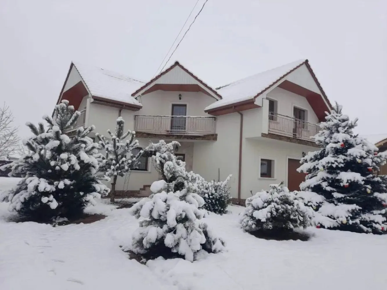 Ag EUROPA vinde casa NOUA individuala 5 cam. in Lazuri cu teren 7 ari. - Ag EUROPA vinde casa individuala NOUA construita in 2010 cu 5 camere, curte si garaj incalzit impreuna cu teren aferent de 7 ari.