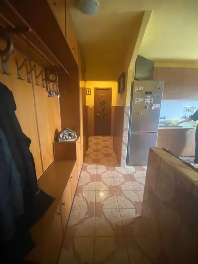 ageuropa.ro vinde ap 2 cam DECOMANDAT zona CENTRALA, 52mp etaj 4. - Agenția EUROPA vinde apartament FINISAT cu 2 camere DECOMANDAT, 52mp in zona CENTRALA la etajul 4/4. Parchet lemn stratificat, 2 balcoane, beci. Pentru mai multe oferte accesați : www.ageuropa.ro