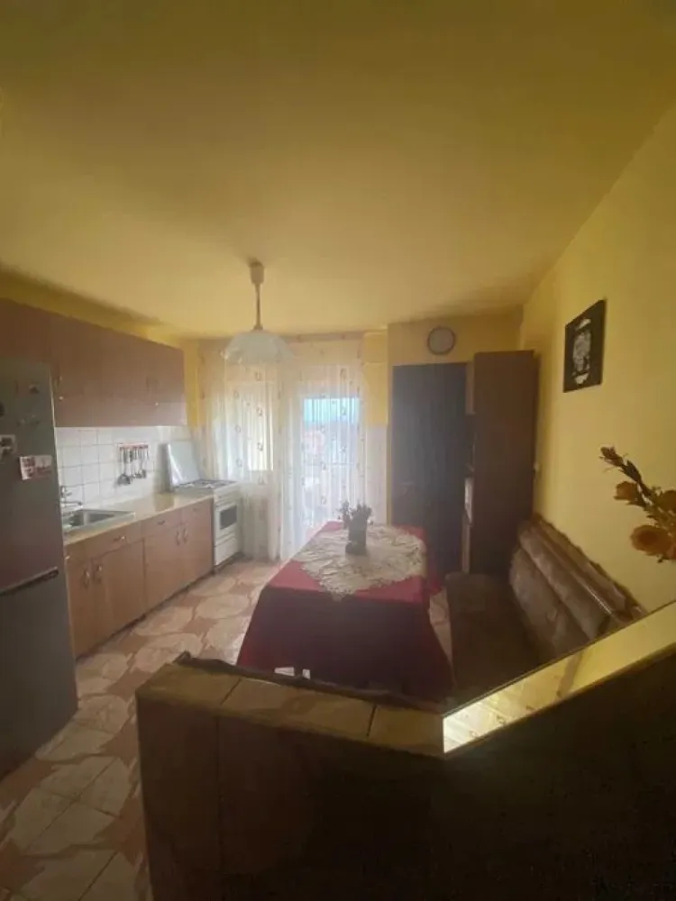 ageuropa.ro vinde ap 2 cam DECOMANDAT zona CENTRALA, 52mp etaj 4. - Agenția EUROPA vinde apartament FINISAT cu 2 camere DECOMANDAT, 52mp in zona CENTRALA la etajul 4/4. Parchet lemn stratificat, 2 balcoane, beci. Pentru mai multe oferte accesați : www.ageuropa.ro