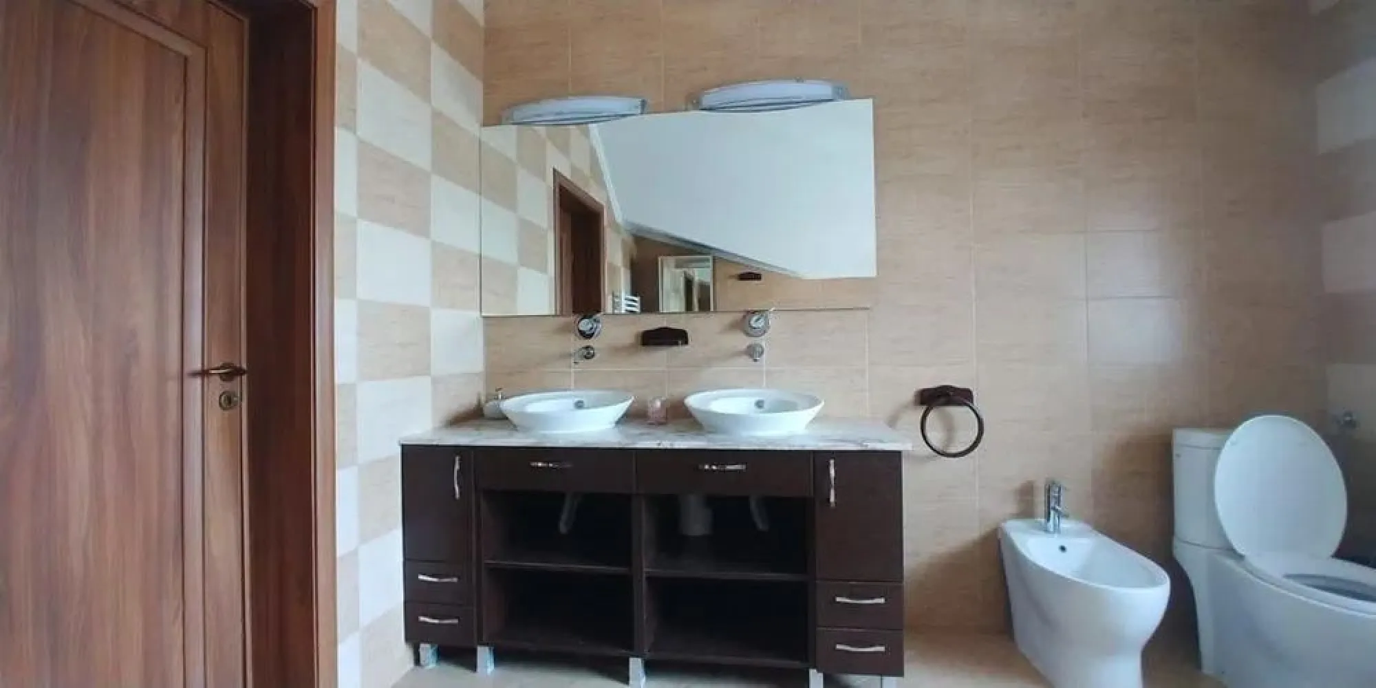 Ag EUROPA vinde casa NOUA individuala 5 cam. in Lazuri cu teren 7 ari.