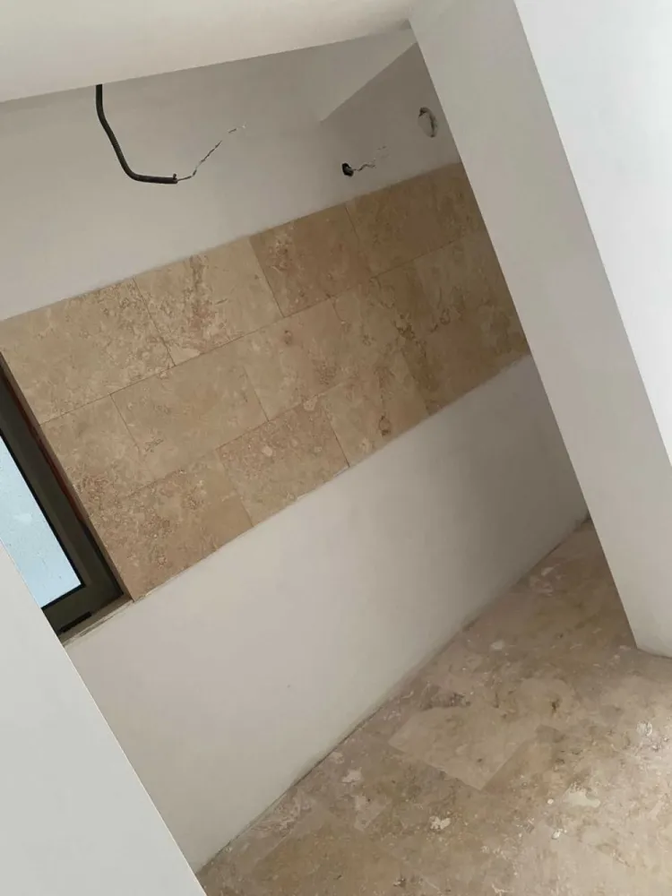 Vand Studio Mamaia Nord 65000 euro - - Proiect finalizat, receptionat si intabulat 2021 - Aflat la 60 de metri de plaja Stefan Building - Toate finisajele incluse in pret, travertin, aer conditionat, usa metalica, termopan, obiecte sanitare - Cladirea este placata cu travertin - Cladirea beneficiaza de lift - Proiectul beneficiaza de locuri de parcare pentru fiecare apartament in parte(35 Locuri) - Fara taxa de complex