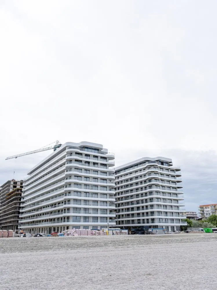 SEA ON Mamaia Nord - prima linie cu vedere la mare, zona exclusivista - ANSAMBLUL REZIDENTIAL "SEA ON MAMAIA" – Mamaia Nord- Năvodari Constanta , primul rand la mare, lângă Nordis Mamaia. Ideal investiție Oportunitate .STUDIO NOU RECEPTIONAT, Bloc 2, PARTER/10, cu vedere pe sud. VANZARE DIRECT DE LA PROPRIETAR. Studio: camera de zi, chicineta, baie, hol, MOBILAT UTILAT COMPLET: Tv Samsung Smart , masina de spălat cu uscător , plita pe inducție , frigider incorporabil, cuptor cu microunde. Toate aceste produse sunt noi. Facilitati: centrala proprie marca Vaillant cu pornire de la distanta prin internet-sistem Smart Home, incalzire in pardoseala Uponor, aer conditionat Daikin inclus, gaze, aparate de contorizare separată a consumului de apă, de energie electrică şi gaze, instalaţii: electrice (inclusiv pentru curenţii slabi) Schneider, Legrand si Gewiss, termice Uponor, sanitare Grohe si Kludi,tâmplărie exterioară din aluminiu Schuco, interfon, lift marca Schindler.Avand in vedere locatia deosebita, linistea, calitatea si confortul oferit acesta proprietate este cu siguranta una din primele optiuni rezidentiale aflate in zona. Acces rapid la toate punctele „fierbinţi” din Mamaia Nord: Loft, Crazy Beach, Fratelli Beach&Club, Breeze, Resort Phoenicia ,complexul este totuşi amplasat optim, fiind ferit de agitaţie şi zgomot, asftel încât să vă bucuraţi de o experienţă cât mai relaxantă la malul mării. Studioul nu are BALCON
