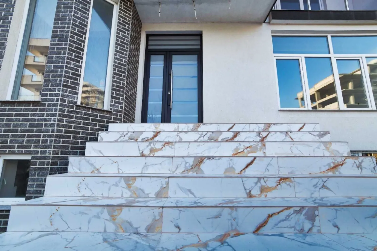 PROPRIETAR apartamente Mamaia Nord 2 camere incepand de la 55.000 53mp - apartamente direct la dezvoltator BLOCUL ESTE SITUAT IN MAMAIA NORD SI ARE APARTAMENTE DE 53 MP , 72 MP 100MP SI 120 MP apartamentele sunt gata cu toate utilitatile GRESIE FAIANTA USA INTRARE USI INTERIOARE SI INCEP CU PRETUL DE 55.000 EURO PENTRU CELE DE 53 MP blocul se afla pe strada T8 Mamaia Nord toate utilitatile apa canalizare curent gaze blocul detine parcare cu baiera supraveghere video 24*7 pentru mai multe informatii si vizionari TEL 07******86 Neculai Vasile