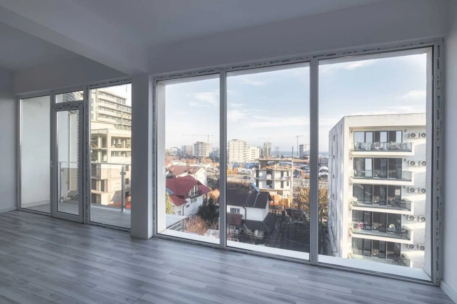PROPRIETAR apartamente Mamaia Nord 2 camere incepand de la 55.000 53mp - apartamente direct la dezvoltator BLOCUL ESTE SITUAT IN MAMAIA NORD SI ARE APARTAMENTE DE 53 MP , 72 MP 100MP SI 120 MP apartamentele sunt gata cu toate utilitatile GRESIE FAIANTA USA INTRARE USI INTERIOARE SI INCEP CU PRETUL DE 55.000 EURO PENTRU CELE DE 53 MP blocul se afla pe strada T8 Mamaia Nord toate utilitatile apa canalizare curent gaze blocul detine parcare cu baiera supraveghere video 24*7 pentru mai multe informatii si vizionari TEL 07******86 Neculai Vasile