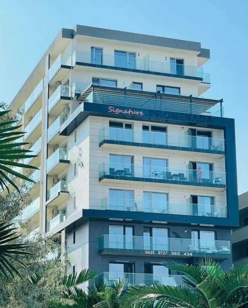 Vand apartament cu vedere la mare- Mamaia Nord - PROPRIETAR Imobil achizitinat pe societate Posibilitate de rate la dezvoltator, un an și jumătate Accept prin credit bancar Posbilitate achizitionare loc de parcare subteran (15.000 euro, tva inclus) De vanzare- apartament situata in zona Mamaia Nord-Complex Signature Promenada. Apartamentul este situat la etajul 1 intr-un bloc finalizat in anul 2022, primul rand la mare, dispune de o suprafata de 50.4 mp utili, structurata si impartita foarte eficient pentru a satisface toate nevoile unei sederi atat in sezonul estival cat si in extra sezon. Se vinde mobilata si utilata de lux • Nr. camere:2 • Suprafaţă utilă 50.4mp • Compartimentare:decomandat • Confort:lux • Etaj:Etaj 1 / 8 • Nr. bucătării:1 (open space) • Nr. băi:1 • An construcţie:2022 -finalizat • Structură rezistenţă:beton • Tip imobil:bloc de apartamente • Regim înălţime:P+8E • Nr. balcoane:1 (apartamentul are iesire in balcon atat din living cat si din dormitor) UTILITĂȚI • Utilitati generale: Curent, Apa, Canalizare, Gaz • Sistem incalzire: Centrala proprie • Acces internet: Fibra optica FINISAJE • Ferestre cu geam termopan: PVC • Stare interior: Renovat • Usi interior: Celulare • Usa intrare: Metal • Izolatii termice: Exterior • Podele: Gresie, Parchet • Pereti: Faianta, Vopsea lavabila - Incalzire in pardoseala, centrala proprie Vaillant+ termostat reglare temperatura -Aer conditionat Daikin -TV -Smart - Samsung -Tavan barrisol- Alb mat -Corpuri iluminat -led -Mobila MDF alb lucioa -Masina de spalat automata -Arctic -Plita electrica -Cuptor cu microunde -Espressor de cafea -Bucatarie complet echipata -Fotoliu extensibil -Canapea extensibila (saltea relaxa) -Frigider -Pat matrimonial tapitat (piele) -Blocul detine plaja privata cu spatiu de joaca pentru copii si un lobby pentru parinti -Piscina pe plaja -Plaja pentru adulti -Restaurant la parterul blocului Acte la zi