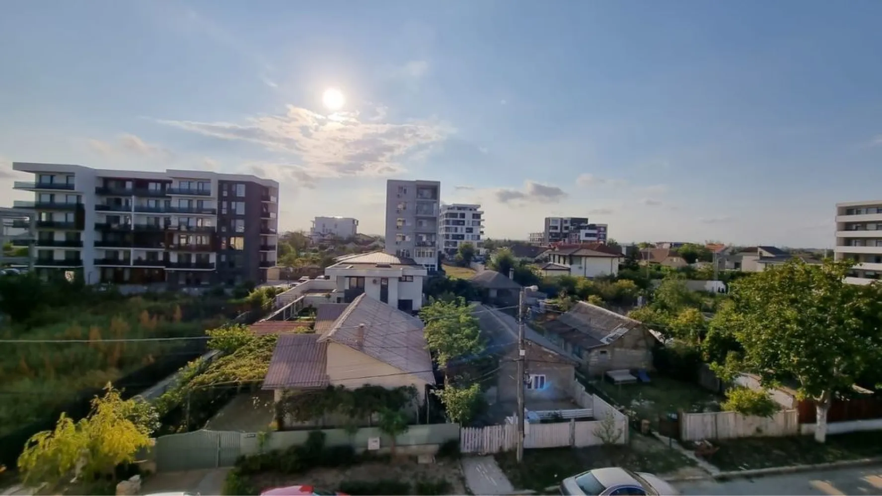 Vand apartament 2 camere Mamaia - Apartament 2 camere decomandat in Mamaia nord zona Hanul cu Peste,bloc JT Tower,cu bucatarie open space,mobilat utilat modern,toate utilitatile,gaz,internet,etc.,etaj 3 din 8 cu lift.Suprafata utila 56 mp,balcon 11 mp,supraf totala 67 mp.Apartamentul este situat la 5 min de mare,foarte aproape de zona de cluburi din Mamaia nord.Merita vazut,pret negociabil.