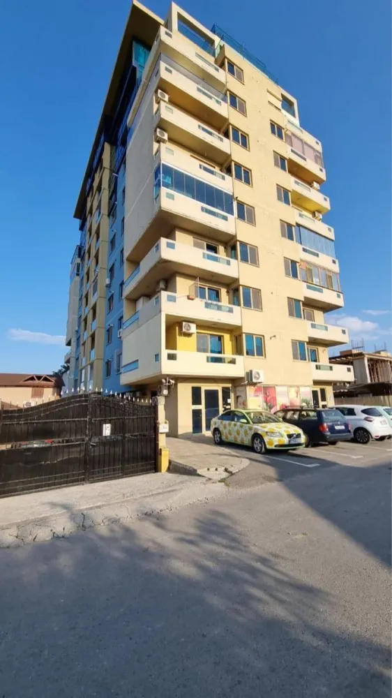 Vand apartament 2 camere Mamaia - Apartament 2 camere decomandat in Mamaia nord zona Hanul cu Peste,bloc JT Tower,cu bucatarie open space,mobilat utilat modern,toate utilitatile,gaz,internet,etc.,etaj 3 din 8 cu lift.Suprafata utila 56 mp,balcon 11 mp,supraf totala 67 mp.Apartamentul este situat la 5 min de mare,foarte aproape de zona de cluburi din Mamaia nord.Merita vazut,pret negociabil.