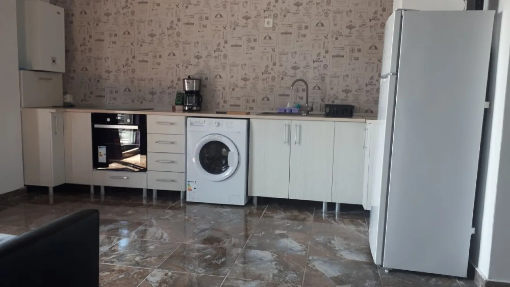 Vind 2 apartamente mamaia nord - Vind 2 ap mamaia nord la cheie ,vis a vis de peco voll la strada principala cu toate utilitatile . Ap1 : 1dormitor,1living open space ,hol baie balcon. 38m2 utili. Pret 60000€ Ap2: 1 dormitor cu balcon ,1 living open space cu terasa ,baie ,hol . 43m2 utili Pret 65000€ Apartamentele se vind la cheie cu toate utilitatile incluse. Tel 07******10