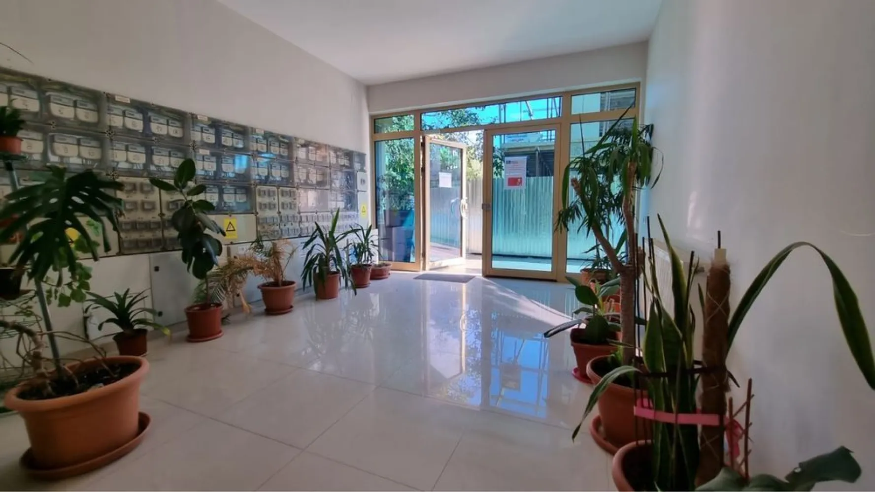 Vand apartament 2 camere Mamaia - Apartament 2 camere decomandat in Mamaia nord zona Hanul cu Peste,bloc JT Tower,cu bucatarie open space,mobilat utilat modern,toate utilitatile,gaz,internet,etc.,etaj 3 din 8 cu lift.Suprafata utila 56 mp,balcon 11 mp,supraf totala 67 mp.Apartamentul este situat la 5 min de mare,foarte aproape de zona de cluburi din Mamaia nord.Merita vazut,pret negociabil.