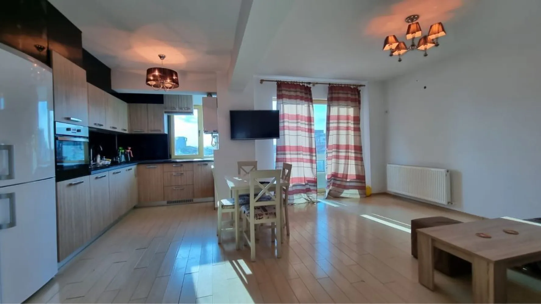 Vand apartament 2 camere Mamaia - Apartament 2 camere decomandat in Mamaia nord zona Hanul cu Peste,bloc JT Tower,cu bucatarie open space,mobilat utilat modern,toate utilitatile,gaz,internet,etc.,etaj 3 din 8 cu lift.Suprafata utila 56 mp,balcon 11 mp,supraf totala 67 mp.Apartamentul este situat la 5 min de mare,foarte aproape de zona de cluburi din Mamaia nord.Merita vazut,pret negociabil.
