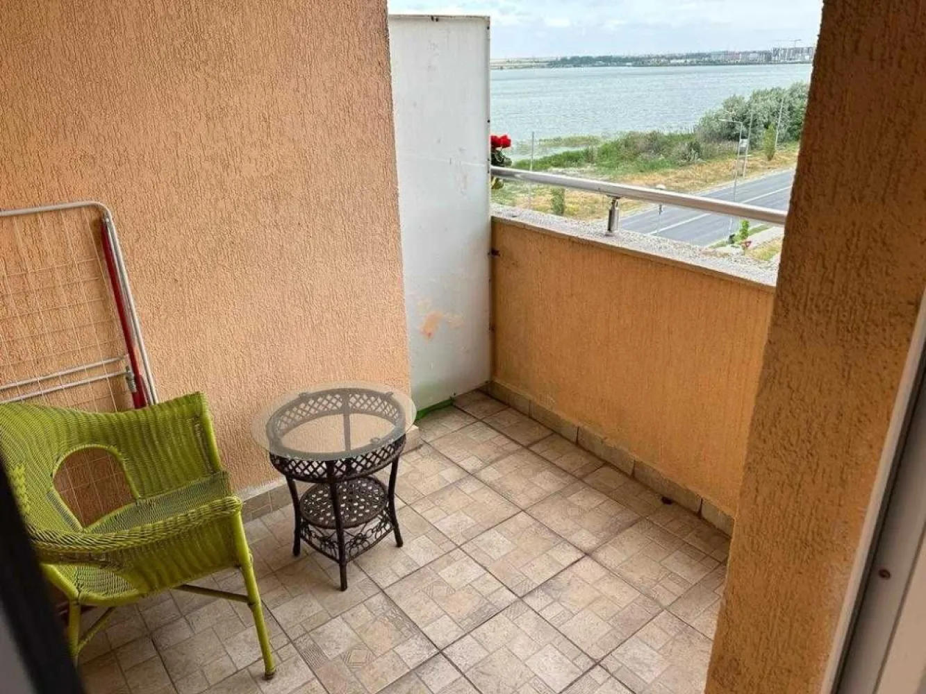 Vand apartament in Mamaia Nord zona Fratelli, Nuba, Loft - Vand apartament 2 camere, 83 mp, an constructie 2009, etaj 4/6, complet mobilat, centrala termica, doua balcoane. Mamaia Summerland, 50m de plaja Vedere la Marea Neagra si Lacul Siutghiol