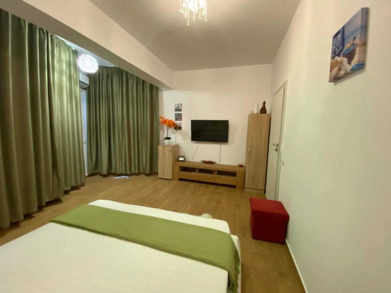 Vand/schimb ap 2 camere in Mamaia N - zona cluburilor - Vand ap tip studio in statiunea Mamaia Nord, la et 1/7, avand o suprafata utila de 42 mp cu balcon Imobilul este amplasat intr-o zona de top a statiunii (pe strada Lotus, langa hotel Opera, Stavros / White Tower), distanta pana la plaja fiind de aprox 70m si la nici 2 minute de mers pe jos pana la cluburile din Mamaia Nord. Terenul de sub bloc este proprietate - nu concesiune Zona beneficiaza de o infrastructura total functionala, avand tot comfortul necesar pt a fi locuit in orice anotimp; in jur avem numeroase centre comerciale, restaurante, SPA, statie de autobuz. Studioul este decomandat (cu bucatarie separata/inchisa) si este dotat cu centrala gaz, aer conditionat, sistem monitorizare video (pe scara si in parcare); parcarea in fata blocului este ingradita iar acessul se face cu telecomanda. Blocul are asociatie de proprietari (avem costuri de intretinere normale, ca in orice bloc din oras). Accept si schimb cu ap in Constanta sau casa locuibila in Ovidiu. Unde ste cazul, ofer diferenta de bani. Pretul este de 90 000 Euro Pentru plata cash, il las la 85000 Euro