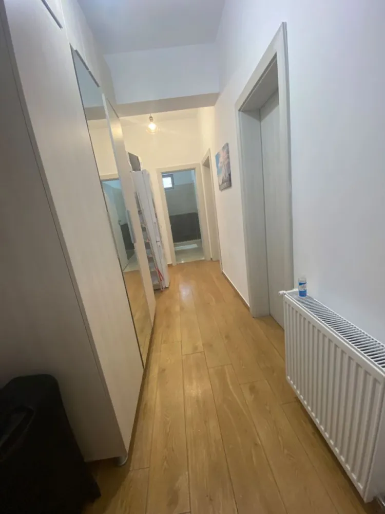 Vand/schimb ap 2 camere in Mamaia N - zona cluburilor - Vand ap tip studio in statiunea Mamaia Nord, la et 1/7, avand o suprafata utila de 42 mp cu balcon Imobilul este amplasat intr-o zona de top a statiunii (pe strada Lotus, langa hotel Opera, Stavros / White Tower), distanta pana la plaja fiind de aprox 70m si la nici 2 minute de mers pe jos pana la cluburile din Mamaia Nord. Terenul de sub bloc este proprietate - nu concesiune Zona beneficiaza de o infrastructura total functionala, avand tot comfortul necesar pt a fi locuit in orice anotimp; in jur avem numeroase centre comerciale, restaurante, SPA, statie de autobuz. Studioul este decomandat (cu bucatarie separata/inchisa) si este dotat cu centrala gaz, aer conditionat, sistem monitorizare video (pe scara si in parcare); parcarea in fata blocului este ingradita iar acessul se face cu telecomanda. Blocul are asociatie de proprietari (avem costuri de intretinere normale, ca in orice bloc din oras). Accept si schimb cu ap in Constanta sau casa locuibila in Ovidiu. Unde ste cazul, ofer diferenta de bani. Pretul este de 90 000 Euro Pentru plata cash, il las la 85000 Euro