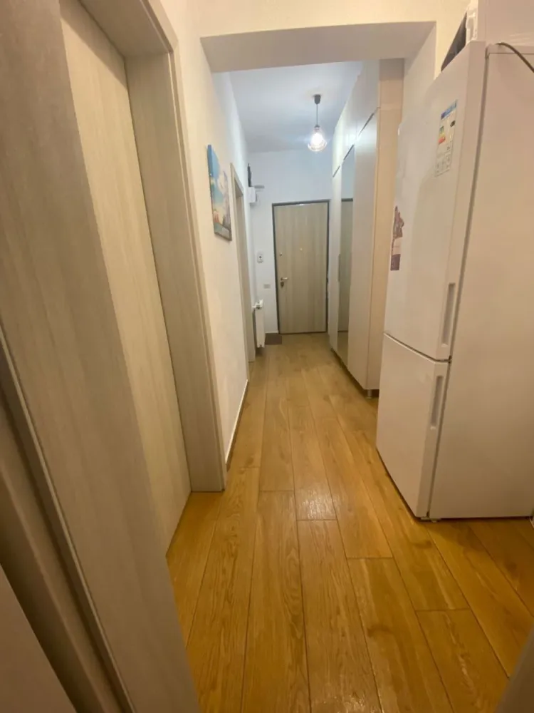 Vand/schimb ap 2 camere in Mamaia N - zona cluburilor - Vand ap tip studio in statiunea Mamaia Nord, la et 1/7, avand o suprafata utila de 42 mp cu balcon Imobilul este amplasat intr-o zona de top a statiunii (pe strada Lotus, langa hotel Opera, Stavros / White Tower), distanta pana la plaja fiind de aprox 70m si la nici 2 minute de mers pe jos pana la cluburile din Mamaia Nord. Terenul de sub bloc este proprietate - nu concesiune Zona beneficiaza de o infrastructura total functionala, avand tot comfortul necesar pt a fi locuit in orice anotimp; in jur avem numeroase centre comerciale, restaurante, SPA, statie de autobuz. Studioul este decomandat (cu bucatarie separata/inchisa) si este dotat cu centrala gaz, aer conditionat, sistem monitorizare video (pe scara si in parcare); parcarea in fata blocului este ingradita iar acessul se face cu telecomanda. Blocul are asociatie de proprietari (avem costuri de intretinere normale, ca in orice bloc din oras). Accept si schimb cu ap in Constanta sau casa locuibila in Ovidiu. Unde ste cazul, ofer diferenta de bani. Pretul este de 90 000 Euro Pentru plata cash, il las la 85000 Euro