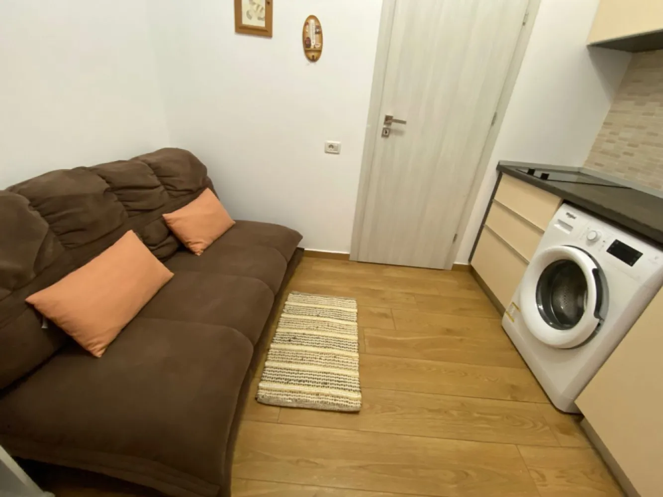Vand/schimb ap 2 camere in Mamaia N - zona cluburilor - Vand ap tip studio in statiunea Mamaia Nord, la et 1/7, avand o suprafata utila de 42 mp cu balcon Imobilul este amplasat intr-o zona de top a statiunii (pe strada Lotus, langa hotel Opera, Stavros / White Tower), distanta pana la plaja fiind de aprox 70m si la nici 2 minute de mers pe jos pana la cluburile din Mamaia Nord. Terenul de sub bloc este proprietate - nu concesiune Zona beneficiaza de o infrastructura total functionala, avand tot comfortul necesar pt a fi locuit in orice anotimp; in jur avem numeroase centre comerciale, restaurante, SPA, statie de autobuz. Studioul este decomandat (cu bucatarie separata/inchisa) si este dotat cu centrala gaz, aer conditionat, sistem monitorizare video (pe scara si in parcare); parcarea in fata blocului este ingradita iar acessul se face cu telecomanda. Blocul are asociatie de proprietari (avem costuri de intretinere normale, ca in orice bloc din oras). Accept si schimb cu ap in Constanta sau casa locuibila in Ovidiu. Unde ste cazul, ofer diferenta de bani. Pretul este de 90 000 Euro Pentru plata cash, il las la 85000 Euro