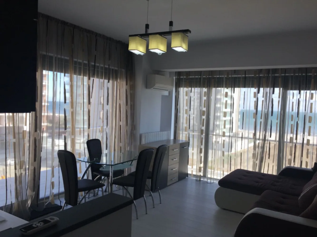 Apartament pe malul Mării, Mamaia! 2 camere 63mp suprafață. Mobilat. - Apartament la Mamaia în De Silva Residențe. La malul Mării, lingă Loft, Hotel Opera, Hotel Niota. Cu parcare păzit,lift, casa scării cu marmură,Mobilat.