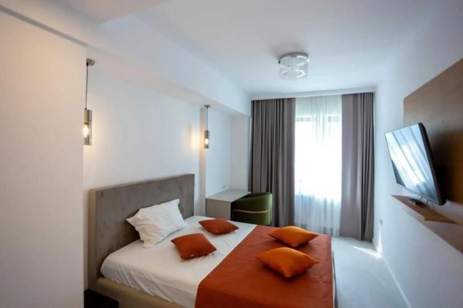 Apartament 2 camere, lux, MAMAIA CENTRAL, vedere la mare și lac - Vă invit să descoperiți un apartament luxos cu 2 camere, având o suprafață generoasă de 65 metri pătrați, situat în prestigiosul bloc ADAMAR RESIDENCE MAMAIA. Excelent poziționat în inima stațiunii Mamaia, acesta este fără îndoială una dintre oferte imobiliare de top din zonă. Finalizat în 2021, apartamentul vine complet mobilat și echipat cu toate utilitățile necesare. Acesta vă oferă vederi captivante atât la mare, cât și la lac, împreună cu un acces ușor către celebra plajă și cluburile stațiunii. Proprietatea este în prezent închiriată, marcându-se ca o oportunitate excelentă de investiție. ADAMAR RESIDENCE este un exemplu al calității superioare de construcție și siguranță, cu caracteristici impresionante precum lifturi de top, tâmplărie PVC de înaltă calitate, fațadă ventilată și terase finisate cu gresie pentru exterior și balustrade din sticlă. Proprietatea vine cu detalii tehnice remarcabile care o diferențiază: - Structură robustă de beton B450 - Închidere perimetrală a apartamentului din BCA de 30cm - Sistem termic exterior cu vată minerală bazaltică - Fațadă ventilată - Rampă pentru accesul persoanelor cu dizabilități - Terasă finisată cu gresie pentru exterior și balustrade din sticlă - Tâmplărie PVC cu profil Salamander - Geamuri triple Low-E - Scara placată cu granit cu balustrade din oțel inoxidabil - Lifturi KLEEMANN de ultimă generație, silențioase și rapide - Compartimentări interioare BCA - Tencuieli și șape mecanizate - Ușă metalică - Contorizare separată - Instalații sanitare - PEX - Instalații electrice - GEWISS - Termică cu distributor - Instalație de gaze - Pregătire pentru aer condiționat în fiecare cameră - Centrală termică și radiatoare Prețul de vânzare este de 139.000 euro, ușor negociabil, cu comisionul brokerului inclus. Vă rog să rețineți că prețul nu include un loc de parcare. Sunt deschis să accept plăți în rate sau sume parțiale. Pentru mai multe detalii sau pentru a programa o vizită, nu ezitați să mă contactați la: +40************32.