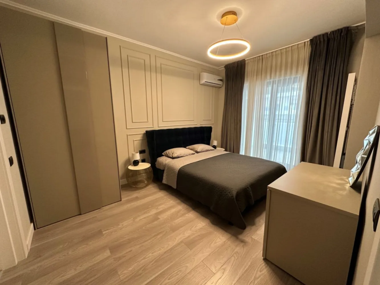 Studio 38 mp + Terasa 12 m Vedere la mare Direct Dezvoltator Mamaia Nord - Direct Dezvoltator pune la vanzare tip Studio cu o suprafata utila totala de 50 mp dintre care o terasa spatioasa de 10 mp , cu disponibilitati pe fiecare etaj avand preturi diferite . Apartamentul este situat intr-un ansamblu in constructie cu finalizare in Decembrie 2023 fiind compus din 9 etaje . Preturi: Parter Bloc C - 59.000 +TVA Etaje superioare - 81.000 Euro + TVA Cu acces rapid la toate punctele „fierbinți” din Mamaia Nord: Nuba Beach Club, LOFT, Crazy Beach, Fratelli Beach & Club, Breeze, complexul este totuși amplasat optim, fiind ferit de agitație și zgomot, astfel încât să te bucuri de o experiență cât mai relaxantă la malul mării. Apartamentele din Casa del Mar sunt variate, astfel vei putea găsi cu ușurință cea mai bună opțiune pentru tine și familia ta: studiouri și apartamente cu 2 și 3 camere -Terase generoase ondulate cu spaţii vitrate largi şi vedere către mare;- Sistem smart house optional; -Jaluzeleelectrice; -Centrală termică pe gaz -Parcare subterană şi exterioară; -Curte comuna generoasa; -Incălzire înpardoseala și fatad aventilată în blocurile de pe malul marii; -Piscina in curs de executie. TERMEN MAXIM FINALIZARE Bloc B – Finalizat 2020; Bloc A – Finalizat 2022; Bloc E – Finalizat 2022; Bloc C – Decembrie 2023; Bloc F – Martie 2024;