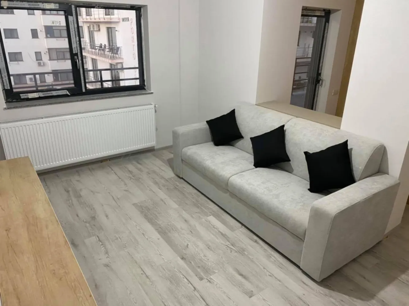 Ultimele unitati -2 cam 100 mp Et. 1/4 An 2023 Mamaia Nord 30 metri de mare - Direct dezvoltator vinde apartamentele "la gata" situate in Mamaia Nord, la 30 m de Promenda si plaja D8 , se predau cu urmatoarele dotari: Imobil conectat la toate utilitatile: -apa/canalizare publica -current electric - Centrala termica individuala in condensatie (gaze) *pardoseli casa scarii din granit *lift Schindler 8 persoane ( cu functie : coborare la prima statie in caz de pana curent ) *inaltime camere 2.70-2.75 * Usa de intrare Megadoors Prestige *Usi interioare Porta Doors Decor sau Vector *Geamuri gri antracit Salamander cu geam tripan 4 seasons float, *bai complet utilate pardoseli din gresie portelanata , vas WC suspendat , cabina de dus sau sistem walk-in *glafuri din granit *balcoane, logii largi +locuri de parcare disponibile Preturi incepand de la 80000 euro +tva