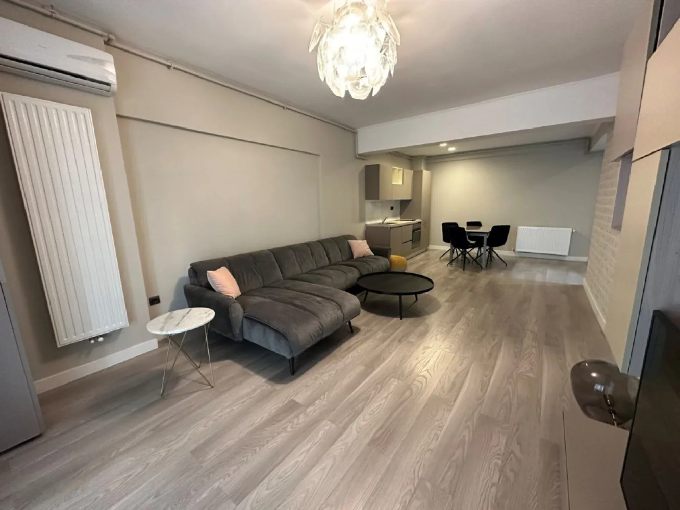 Studio 38 mp + Terasa 12 m Vedere la mare Direct Dezvoltator Mamaia Nord - Direct Dezvoltator pune la vanzare tip Studio cu o suprafata utila totala de 50 mp dintre care o terasa spatioasa de 10 mp , cu disponibilitati pe fiecare etaj avand preturi diferite . Apartamentul este situat intr-un ansamblu in constructie cu finalizare in Decembrie 2023 fiind compus din 9 etaje . Preturi: Parter Bloc C - 59.000 +TVA Etaje superioare - 81.000 Euro + TVA Cu acces rapid la toate punctele „fierbinți” din Mamaia Nord: Nuba Beach Club, LOFT, Crazy Beach, Fratelli Beach & Club, Breeze, complexul este totuși amplasat optim, fiind ferit de agitație și zgomot, astfel încât să te bucuri de o experiență cât mai relaxantă la malul mării. Apartamentele din Casa del Mar sunt variate, astfel vei putea găsi cu ușurință cea mai bună opțiune pentru tine și familia ta: studiouri și apartamente cu 2 și 3 camere -Terase generoase ondulate cu spaţii vitrate largi şi vedere către mare;- Sistem smart house optional; -Jaluzeleelectrice; -Centrală termică pe gaz -Parcare subterană şi exterioară; -Curte comuna generoasa; -Incălzire înpardoseala și fatad aventilată în blocurile de pe malul marii; -Piscina in curs de executie. TERMEN MAXIM FINALIZARE Bloc B – Finalizat 2020; Bloc A – Finalizat 2022; Bloc E – Finalizat 2022; Bloc C – Decembrie 2023; Bloc F – Martie 2024;