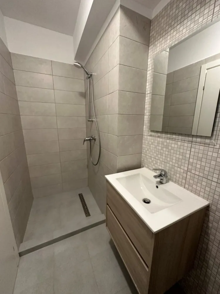 Studio 38 mp + Terasa 12 m Vedere la mare Direct Dezvoltator Mamaia Nord - Direct Dezvoltator pune la vanzare tip Studio cu o suprafata utila totala de 50 mp dintre care o terasa spatioasa de 10 mp , cu disponibilitati pe fiecare etaj avand preturi diferite . Apartamentul este situat intr-un ansamblu in constructie cu finalizare in Decembrie 2023 fiind compus din 9 etaje . Preturi: Parter Bloc C - 59.000 +TVA Etaje superioare - 81.000 Euro + TVA Cu acces rapid la toate punctele „fierbinți” din Mamaia Nord: Nuba Beach Club, LOFT, Crazy Beach, Fratelli Beach & Club, Breeze, complexul este totuși amplasat optim, fiind ferit de agitație și zgomot, astfel încât să te bucuri de o experiență cât mai relaxantă la malul mării. Apartamentele din Casa del Mar sunt variate, astfel vei putea găsi cu ușurință cea mai bună opțiune pentru tine și familia ta: studiouri și apartamente cu 2 și 3 camere -Terase generoase ondulate cu spaţii vitrate largi şi vedere către mare;- Sistem smart house optional; -Jaluzeleelectrice; -Centrală termică pe gaz -Parcare subterană şi exterioară; -Curte comuna generoasa; -Incălzire înpardoseala și fatad aventilată în blocurile de pe malul marii; -Piscina in curs de executie. TERMEN MAXIM FINALIZARE Bloc B – Finalizat 2020; Bloc A – Finalizat 2022; Bloc E – Finalizat 2022; Bloc C – Decembrie 2023; Bloc F – Martie 2024;