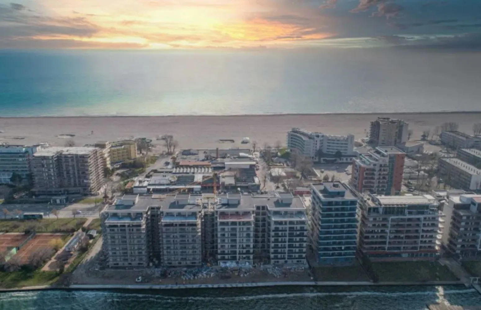 Promotie Garsoniera 45 mp + Terasa 19 mp Comision 0% Mamaia - Ansamblu amplasat pe malul lacului Siutghiol, in zona Butoaie, la mica distanta de cluburile in voga din Mamaia, terase si la 2 pasi de plaja Garsoniera cu o suprafata utila totala de 78 mp de unde rezulta 45 mp utili si o terasa spatioasa de 19 mp , disponibil la parter Complexul – situat in Mamaia ,este un ansamblu de locuinte de vacanta cu regim de inaltime S+P+-8E ce cuprinde 237 de suite impartite in 4 scari in care veti gasi la vanzare: - studiouri cu suprafete cuprinse intre 46.25 mp si 59.73 mp construiti, - suite cu 2 camere cu suprafete cuprinse intre 65.40 mp si 77.50 mp si - suite cu 3 camere cu o suprafata construita de 102.05 mp. Aceste locuinte se predau complet finisate si dotate cu: - usi, - centrala proprie pe gaze si calorifere, - aer conditionat - gresie/parchet, faianta, - tamplarie pvc cu geam termopan, - obiecte sanitare, - instalatii electrice, termice, sanitare, de gaz (la momentul predarii locuintelor, toate utilitatile sunt functionale) si - 2 lifturi ultra-moderne in fiecare scara In vecinatate gasiti: - mijloace de transport in comun, cu statie chiar la iesire din complex - Marketuri deschise tot anul - restaurantul Dorna, Estival s.a. - complexul comercial Butoaie - plaja H2O, Vega, Crazy s.a. - cluburile Fratelli, EGO, Breeze, Bamboo s.a. - terenuri de tenis s.a. Complexul rezidential va ofera numeroase facilitati: - Acces restrictionat cu bariera automatizata si gard - Parcare subterana si supraterana (optional contra cost) - Spatii verzi si - Paza si Monitorizare video 24 din 24. Cientii nostril beneficiaza de solutii avantajoase de finantare: - Plata integrală - Plata prin credit bancar PROIECT FINALIZAT ! Pretul nu include TVA si este valabil pentru plata integrala.