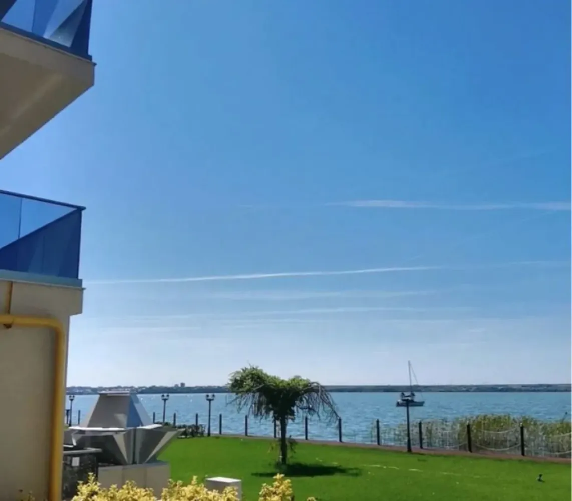 Direct Dezvoltator Comision 0% 3 Cam . 86 mp + Terasa 141 mp Mamaia La Butoaie - Ansamblu amplasat pe malul lacului Siutghiol, in zona Butoaie, la mica distanta de cluburile in voga din Mamaia, terase si la 2 pasi de plaja Apartament 3 camere cu o suprafata construita de 260 de unde rezulta apartamentul cu suprafata utila de de 86 mp si o terasa spatioasa de 141 mp , disponibil la etajul 8 . Complex – situat in Mamaia ,este un ansamblu de locuinte de vacanta cu regim de inaltime S+P+-8E ce cuprinde 237 de suite impartite in 4 scari in care veti gasi la vanzare: - studiouri cu suprafete cuprinse intre 46.25 mp si 59.73 mp construiti, - suite cu 2 camere cu suprafete cuprinse intre 65.40 mp si 77.50 mp si - suite cu 3 camere cu o suprafata construita de 102.05 mp. Aceste locuinte se predau complet finisate si dotate cu: - usi, - centrala proprie pe gaze si calorifere, - aer conditionat - gresie/parchet, faianta, - tamplarie pvc cu geam termopan, - obiecte sanitare, - instalatii electrice, termice, sanitare, de gaz (la momentul predarii locuintelor, toate utilitatile sunt functionale) si - 2 lifturi ultra-moderne in fiecare scara In vecinatate gasiti: - mijloace de transport in comun, cu statie chiar la iesire din complex - Marketuri deschise tot anul - restaurantul Dorna, Estival s.a. - complexul comercial Butoaie - plaja H2O, Vega, Crazy s.a. - cluburile Fratelli, EGO, Breeze, Bamboo s.a. - terenuri de tenis s.a. Complexul rezidential va ofera numeroase facilitati: - Acces restrictionat cu bariera automatizata si gard - Parcare subterana si supraterana (optional contra cost) - Spatii verzi si - Paza si Monitorizare video 24 din 24. Cientii nostril beneficiaza de solutii avantajoase de finantare: - Plata integrală - Plata prin credit bancar PROIECT FINALIZAT ! Pretul nu include TVA si este valabil pentru plata integrala.