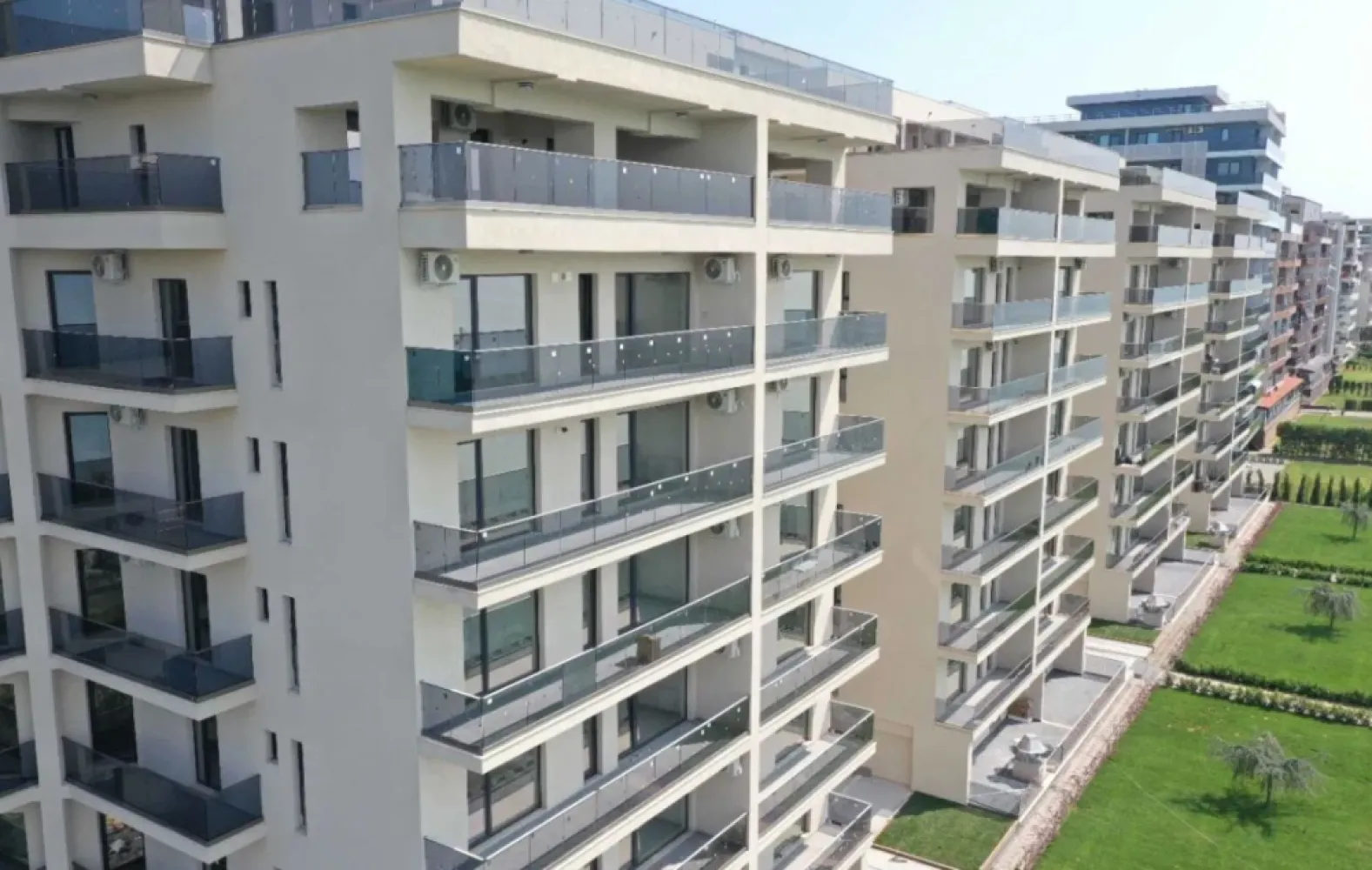 Direct Dezvoltator Comision 0% 3 Cam . 86 mp + Terasa 141 mp Mamaia La Butoaie - Ansamblu amplasat pe malul lacului Siutghiol, in zona Butoaie, la mica distanta de cluburile in voga din Mamaia, terase si la 2 pasi de plaja Apartament 3 camere cu o suprafata construita de 260 de unde rezulta apartamentul cu suprafata utila de de 86 mp si o terasa spatioasa de 141 mp , disponibil la etajul 8 . Complex – situat in Mamaia ,este un ansamblu de locuinte de vacanta cu regim de inaltime S+P+-8E ce cuprinde 237 de suite impartite in 4 scari in care veti gasi la vanzare: - studiouri cu suprafete cuprinse intre 46.25 mp si 59.73 mp construiti, - suite cu 2 camere cu suprafete cuprinse intre 65.40 mp si 77.50 mp si - suite cu 3 camere cu o suprafata construita de 102.05 mp. Aceste locuinte se predau complet finisate si dotate cu: - usi, - centrala proprie pe gaze si calorifere, - aer conditionat - gresie/parchet, faianta, - tamplarie pvc cu geam termopan, - obiecte sanitare, - instalatii electrice, termice, sanitare, de gaz (la momentul predarii locuintelor, toate utilitatile sunt functionale) si - 2 lifturi ultra-moderne in fiecare scara In vecinatate gasiti: - mijloace de transport in comun, cu statie chiar la iesire din complex - Marketuri deschise tot anul - restaurantul Dorna, Estival s.a. - complexul comercial Butoaie - plaja H2O, Vega, Crazy s.a. - cluburile Fratelli, EGO, Breeze, Bamboo s.a. - terenuri de tenis s.a. Complexul rezidential va ofera numeroase facilitati: - Acces restrictionat cu bariera automatizata si gard - Parcare subterana si supraterana (optional contra cost) - Spatii verzi si - Paza si Monitorizare video 24 din 24. Cientii nostril beneficiaza de solutii avantajoase de finantare: - Plata integrală - Plata prin credit bancar PROIECT FINALIZAT ! Pretul nu include TVA si este valabil pentru plata integrala.