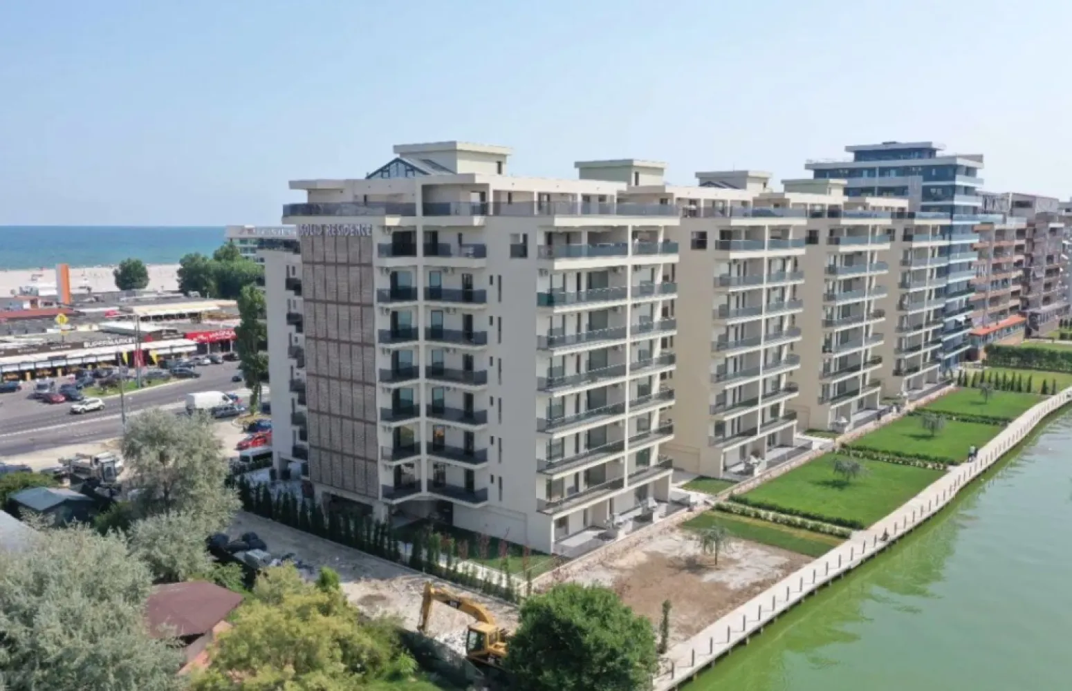 Direct Dezvoltator Comision 0% Studio . 47 mp + Terasa 65 mp Solid Rezidence - Ansamblu amplasat pe malul lacului Siutghiol, in zona Butoaie, la mica distanta de cluburile in voga din Mamaia, terase si la 2 pasi de plaja Apartament 2 camere cu o suprafata utila construita de 131 mp de unde rezulta 47 mp studioul si o terasa de 65 mp , disponibil la etajul 8. Complexul rezidential– situat in Mamaia ,este un ansamblu de locuinte de vacanta cu regim de inaltime S+P+-8E ce cuprinde 237 de suite impartite in 4 scari in care veti gasi la vanzare: - studiouri cu suprafete cuprinse intre 46.25 mp si 59.73 mp construiti, - suite cu 2 camere cu suprafete cuprinse intre 65.40 mp si 77.50 mp si - suite cu 3 camere cu o suprafata construita de 102.05 mp. Aceste locuinte se predau complet finisate si dotate cu: - usi, - centrala proprie pe gaze si calorifere, - aer conditionat - gresie/parchet, faianta, - tamplarie pvc cu geam termopan, - obiecte sanitare, - instalatii electrice, termice, sanitare, de gaz (la momentul predarii locuintelor, toate utilitatile sunt functionale) si - 2 lifturi ultra-moderne in fiecare scara In vecinatate gasiti: - mijloace de transport in comun, cu statie chiar la iesire din complex - Marketuri deschise tot anul - restaurantul Dorna, Estival s.a. - complexul comercial Butoaie - plaja H2O, Vega, Crazy s.a. - cluburile Fratelli, EGO, Breeze, Bamboo s.a. - terenuri de tenis s.a. Complexul rezidential va ofera numeroase facilitati: - Acces restrictionat cu bariera automatizata si gard - Parcare subterana si supraterana (optional contra cost) - Spatii verzi si - Paza si Monitorizare video 24 din 24. Cientii nostril beneficiaza de solutii avantajoase de finantare: - Plata integrală - Plata prin credit bancar PROIECT FINALIZAT ! Pretul nu include TVA si este valabil pentru plata integrala.