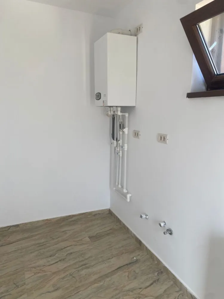 Casa P+1 de vanzare 160 MP An 2023 Predare la cheie Constanta Lumina - Agentia Europa doreste sa va puna la dispozitie o casa de vanzarre in comuna Lumina , finalizata 2023 , cu predare la cheie , amplasată pe colț, deschidere la doua străzi late , racordată la toate utilitățile ,suprafața construită 160 mp, finisaje de calitate, balustrade de fier forjat interior-exterior , loc de parcare betonat in curte, gard din beton și fier forjat. Acoperis tabla Bilka .