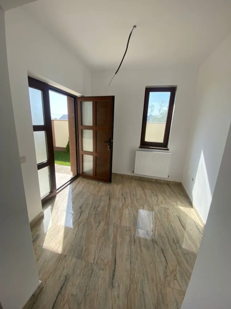 Casa P+1 de vanzare 160 MP An 2023 Predare la cheie Constanta Lumina - Agentia Europa doreste sa va puna la dispozitie o casa de vanzarre in comuna Lumina , finalizata 2023 , cu predare la cheie , amplasată pe colț, deschidere la doua străzi late , racordată la toate utilitățile ,suprafața construită 160 mp, finisaje de calitate, balustrade de fier forjat interior-exterior , loc de parcare betonat in curte, gard din beton și fier forjat. Acoperis tabla Bilka .