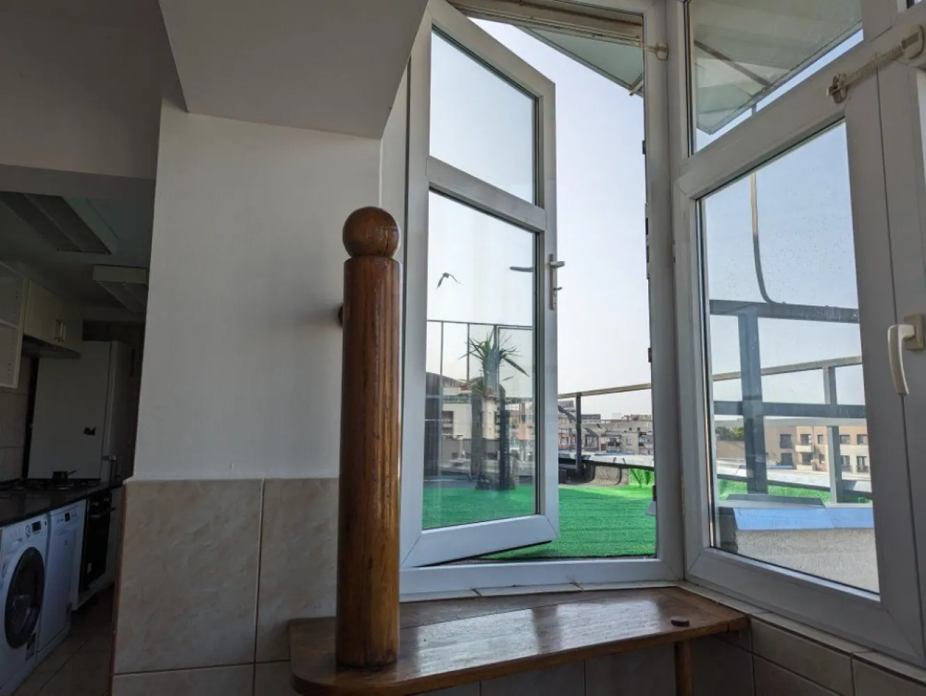 Penthhouse 3 camere adiacent Decebal - In zona linistita din centrul Bucurestiului, la ultimul etaj intr-un bloc construit dupa anii '90 va prezentam spre vanzare penthouse-ul cu vedere catre apus. Va invitam la o prezentare !