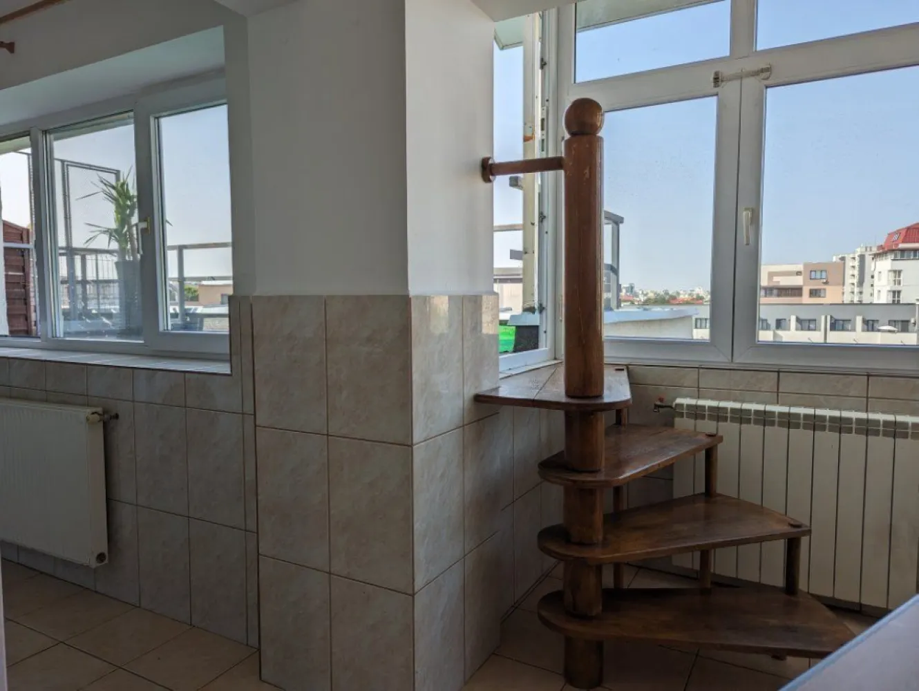 Penthhouse 3 camere adiacent Decebal - In zona linistita din centrul Bucurestiului, la ultimul etaj intr-un bloc construit dupa anii '90 va prezentam spre vanzare penthouse-ul cu vedere catre apus. Va invitam la o prezentare !