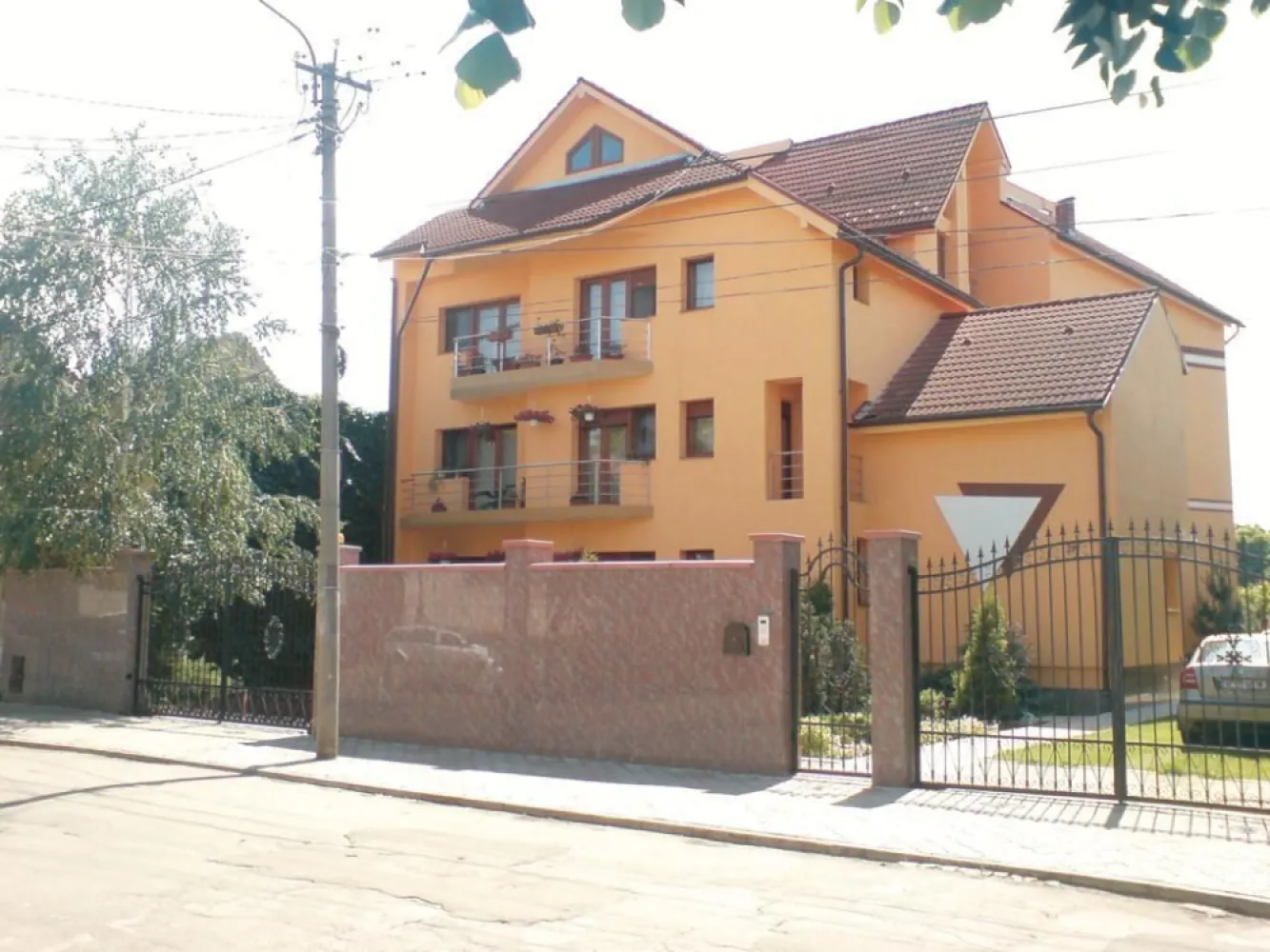 ageuropa.ro vinde casa 16 camere teren 1500mp in zona ULTRACENTRALA. - Agenția EUROPA vinde casa individuala construita in 2004 in zona ULTRACENTRALA, cu 10 dormitoare, 4 bai, 3 bucătarii, 3 garaje, terasa, piscina, foisor, curte si gradina 1500mp impreuna cu 1500mp teren aferent. Demisol - 3 garaje, centrala termica + 3 camere Parter - 3 dormitoare, 2 wc, living, bucatarie, terasa, anexe .. Etajul 1 - 3 dormitoare, 2 wc, living, bucatarie, anexe .. Etajul 2 - 2 dormitiare, 2wc, living, scara interioara la mansarda .. Mansarda 2 camere Podul se mai poate compartimenta...