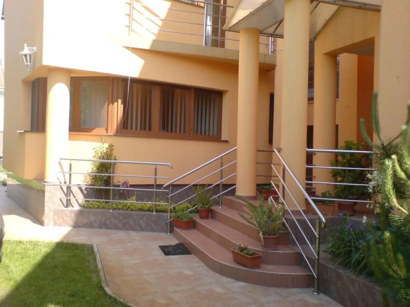 ageuropa.ro vinde casa 16 camere teren 1500mp in zona ULTRACENTRALA. - Agenția EUROPA vinde casa individuala construita in 2004 in zona ULTRACENTRALA, cu 10 dormitoare, 4 bai, 3 bucătarii, 3 garaje, terasa, piscina, foisor, curte si gradina 1500mp impreuna cu 1500mp teren aferent. Demisol - 3 garaje, centrala termica + 3 camere Parter - 3 dormitoare, 2 wc, living, bucatarie, terasa, anexe .. Etajul 1 - 3 dormitoare, 2 wc, living, bucatarie, anexe .. Etajul 2 - 2 dormitiare, 2wc, living, scara interioara la mansarda .. Mansarda 2 camere Podul se mai poate compartimenta...
