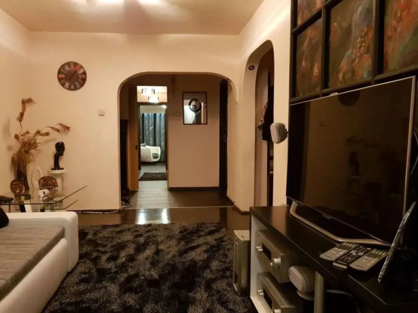 BRASADAS vinde ap. 4 cam FINISAT mobilat PARTER inalt 91mp Manastur. - Agentia BRASADAS vinde apartament super finisat, izolat in exterior, pretabil pt locuinta sau sediu firma ,parter inalt. Situat intr o zona cu spatiu verde si teren de joaca pt copii, aproape de tot ce este important (mijloc de transport, magazine etc). Blocul are o singura scara , doua apartamente pe palier, fara pereti comuni cu alti vecini. . Este compus din doua dormitoare, living, bucatarie, baie, balcon si o superba terasa acoperita de 21 mp . Finisaje :parchet lemn masiv, greso granit in bucatarie, baie si terasa, mobilier realizat la comanda, centrala proprie, geamuri termopan, usa metalica . Se vinde mobilat, la cheie ca si in poze, cu beci si garaj tabla acoperit la 10 m de locuinta.