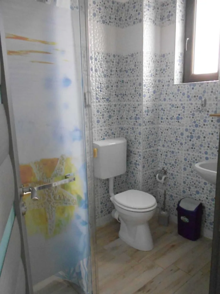 Studio de vanzare in Mamaia Sat - Studio-ul este situat la etajul 3/5 cu lift. Se vinde complet mobilat si utilat (nu are balcon). Supermarket-ul se afla foarte aproape iar plaja este la 600 de metri distanta. Pretul este fix.