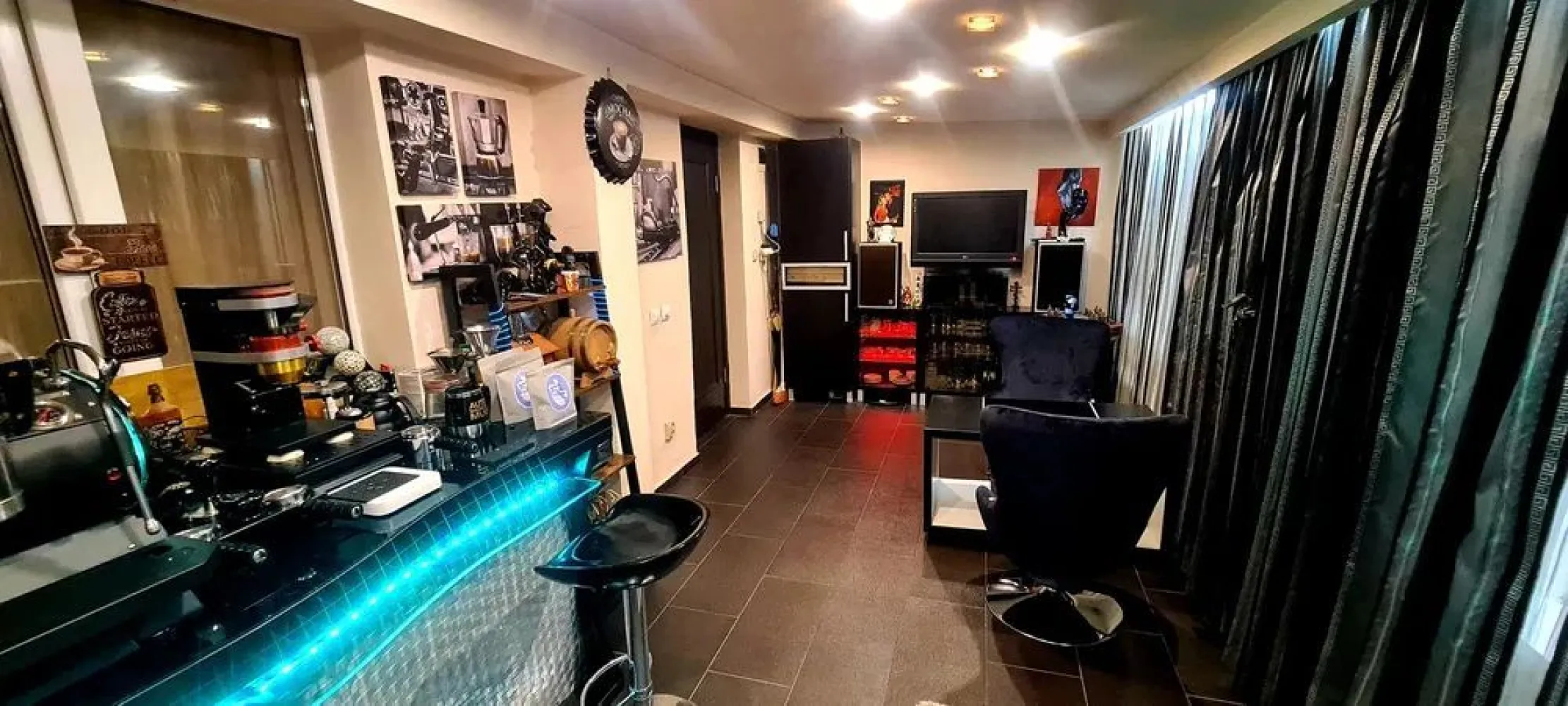 BRASADAS vinde ap. 4 cam FINISAT mobilat PARTER inalt 91mp Manastur. - Agentia BRASADAS vinde apartament super finisat, izolat in exterior, pretabil pt locuinta sau sediu firma ,parter inalt. Situat intr o zona cu spatiu verde si teren de joaca pt copii, aproape de tot ce este important (mijloc de transport, magazine etc). Blocul are o singura scara , doua apartamente pe palier, fara pereti comuni cu alti vecini. . Este compus din doua dormitoare, living, bucatarie, baie, balcon si o superba terasa acoperita de 21 mp . Finisaje :parchet lemn masiv, greso granit in bucatarie, baie si terasa, mobilier realizat la comanda, centrala proprie, geamuri termopan, usa metalica . Se vinde mobilat, la cheie ca si in poze, cu beci si garaj tabla acoperit la 10 m de locuinta.