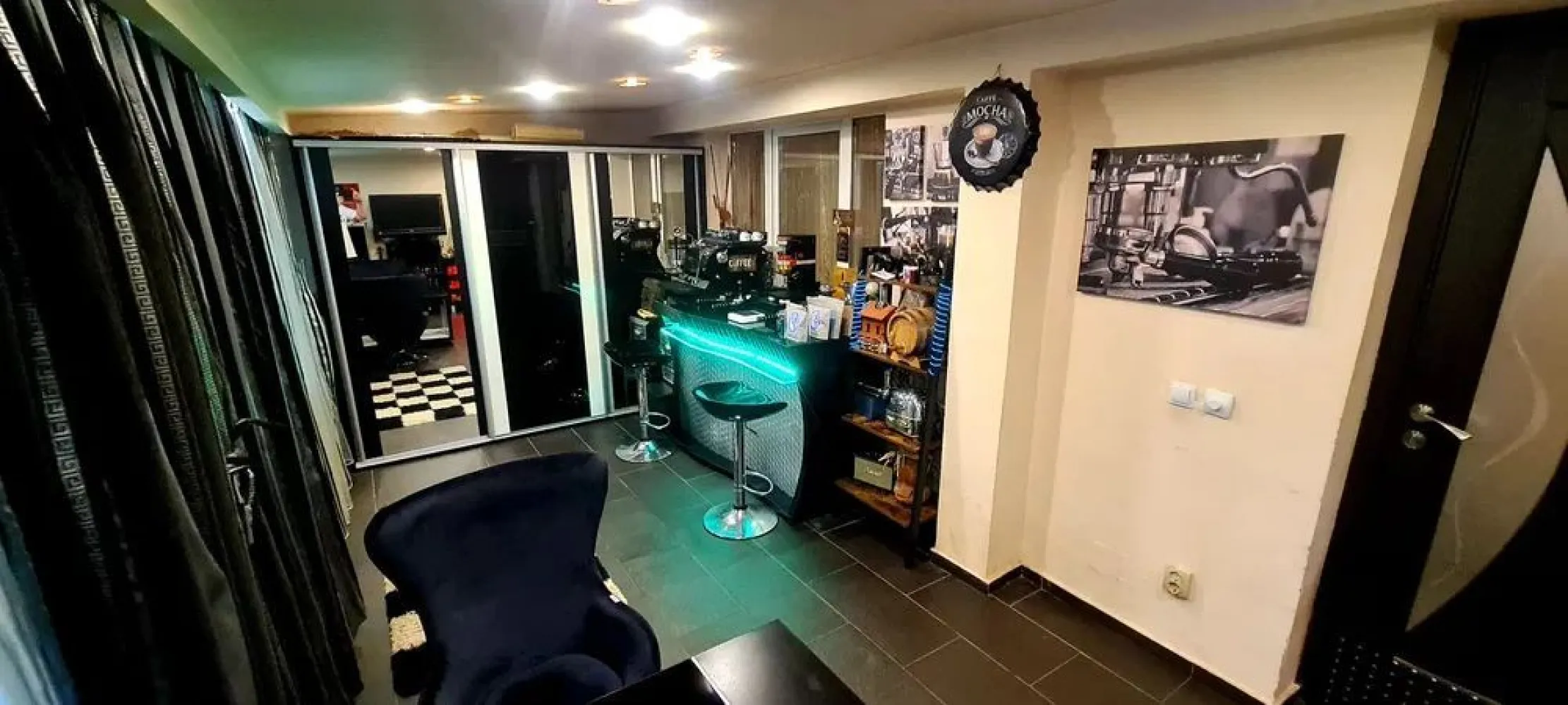 BRASADAS vinde ap. 4 cam FINISAT mobilat PARTER inalt 91mp Manastur. - Agentia BRASADAS vinde apartament super finisat, izolat in exterior, pretabil pt locuinta sau sediu firma ,parter inalt. Situat intr o zona cu spatiu verde si teren de joaca pt copii, aproape de tot ce este important (mijloc de transport, magazine etc). Blocul are o singura scara , doua apartamente pe palier, fara pereti comuni cu alti vecini. . Este compus din doua dormitoare, living, bucatarie, baie, balcon si o superba terasa acoperita de 21 mp . Finisaje :parchet lemn masiv, greso granit in bucatarie, baie si terasa, mobilier realizat la comanda, centrala proprie, geamuri termopan, usa metalica . Se vinde mobilat, la cheie ca si in poze, cu beci si garaj tabla acoperit la 10 m de locuinta.