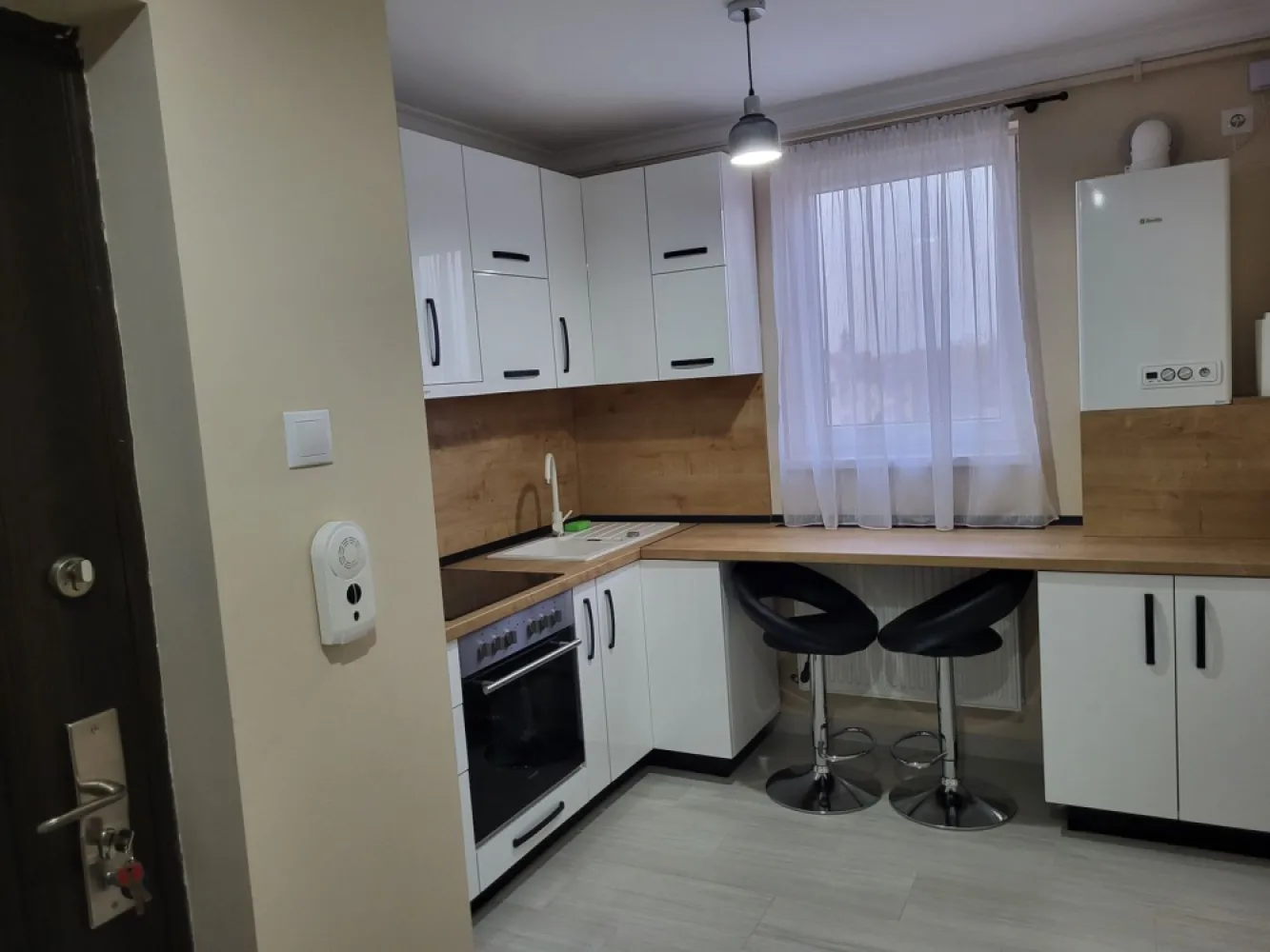 BRASADAS vinde ap. 2 cam. RENOVAT si MOBILAT etaj 4 ULTRACENTRAL - Agentia Imobiliara BRASADAS vinde apartament cu 2 camere RENOVAT si MOBILAT etaj 4/4 ULTRACENTRAL. Www.brasadas.com.