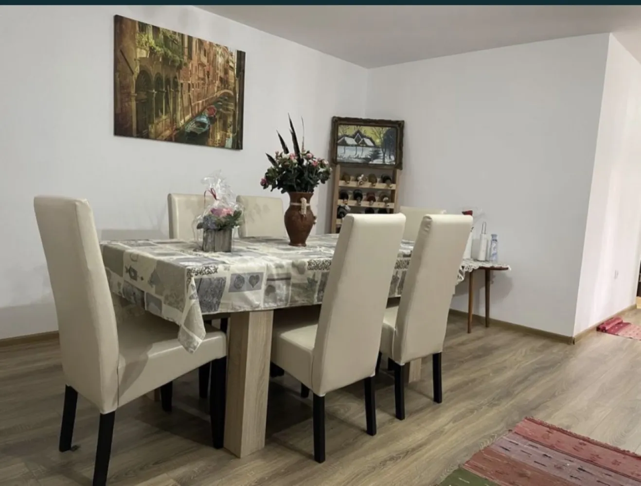 Casa finisata mobilata Satu Mare - Casa finisata si mobilata intrare in Amati La 2 minute de Carpati 2 Strada asfaltata 112mp util 1 living mare 4x5mp 2 dormitoare 1 bucatarie cu debara 1 dresing 1 baie 1 spatiu tehnic pentru centrala 2 terase fata si spate Teren 2500mp Pomi fructiferi diversi in curtea din spate Casa este finisata cu mobila ca si in poze Apa, Curent, Canalizare, incalzire centrala Pelet si calorifere Constructie finalizata 2018-2019 Constructie edificata cu CF Casa este in extravilan