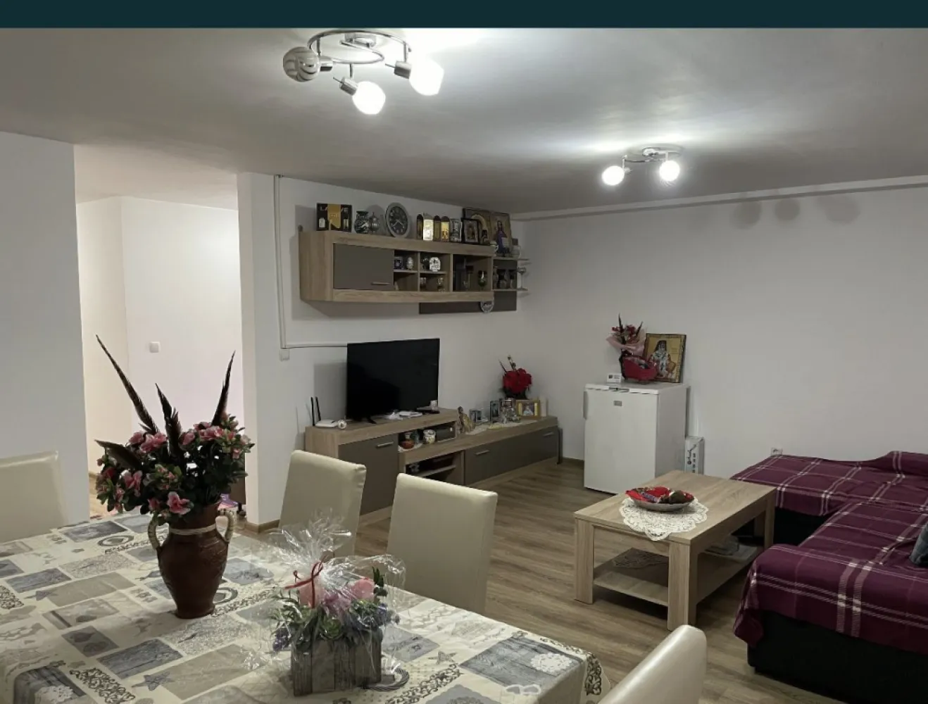 Casa finisata mobilata Satu Mare - Casa finisata si mobilata intrare in Amati La 2 minute de Carpati 2 Strada asfaltata 112mp util 1 living mare 4x5mp 2 dormitoare 1 bucatarie cu debara 1 dresing 1 baie 1 spatiu tehnic pentru centrala 2 terase fata si spate Teren 2500mp Pomi fructiferi diversi in curtea din spate Casa este finisata cu mobila ca si in poze Apa, Curent, Canalizare, incalzire centrala Pelet si calorifere Constructie finalizata 2018-2019 Constructie edificata cu CF Casa este in extravilan