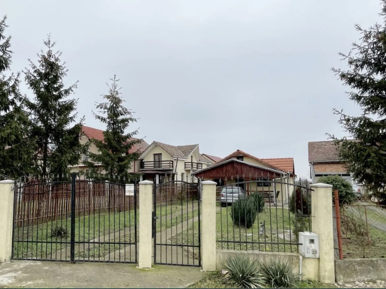 Casa finisata mobilata Satu Mare - Casa finisata si mobilata intrare in Amati La 2 minute de Carpati 2 Strada asfaltata 112mp util 1 living mare 4x5mp 2 dormitoare 1 bucatarie cu debara 1 dresing 1 baie 1 spatiu tehnic pentru centrala 2 terase fata si spate Teren 2500mp Pomi fructiferi diversi in curtea din spate Casa este finisata cu mobila ca si in poze Apa, Curent, Canalizare, incalzire centrala Pelet si calorifere Constructie finalizata 2018-2019 Constructie edificata cu CF Casa este in extravilan