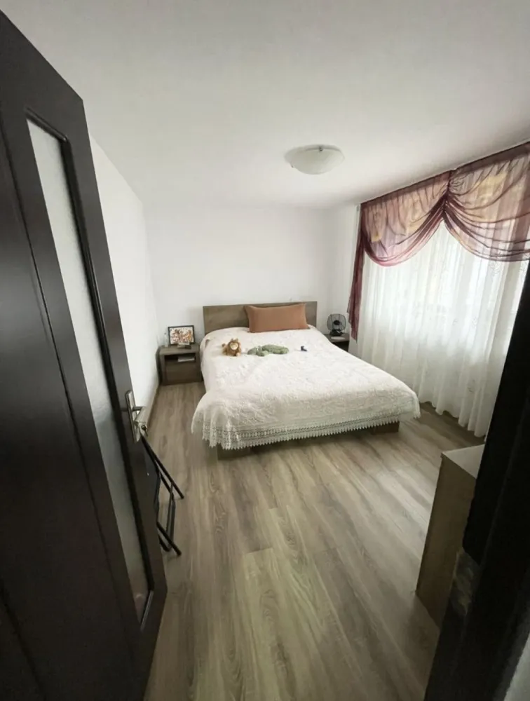 Casa finisata mobilata Satu Mare - Casa finisata si mobilata intrare in Amati La 2 minute de Carpati 2 Strada asfaltata 112mp util 1 living mare 4x5mp 2 dormitoare 1 bucatarie cu debara 1 dresing 1 baie 1 spatiu tehnic pentru centrala 2 terase fata si spate Teren 2500mp Pomi fructiferi diversi in curtea din spate Casa este finisata cu mobila ca si in poze Apa, Curent, Canalizare, incalzire centrala Pelet si calorifere Constructie finalizata 2018-2019 Constructie edificata cu CF Casa este in extravilan