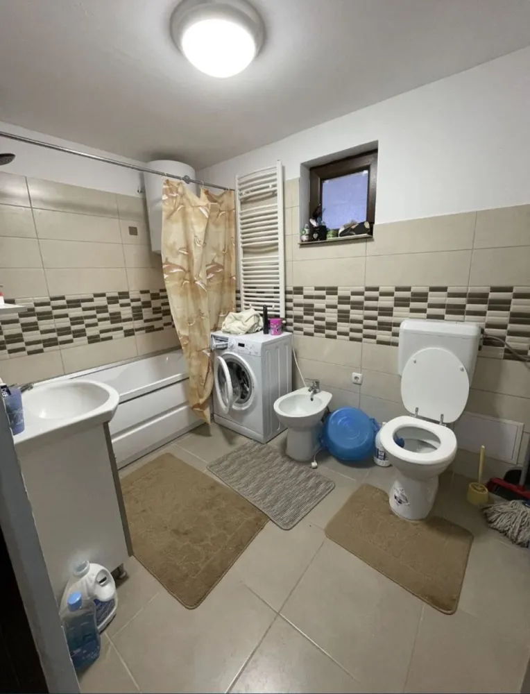 Casa finisata mobilata Satu Mare - Casa finisata si mobilata intrare in Amati La 2 minute de Carpati 2 Strada asfaltata 112mp util 1 living mare 4x5mp 2 dormitoare 1 bucatarie cu debara 1 dresing 1 baie 1 spatiu tehnic pentru centrala 2 terase fata si spate Teren 2500mp Pomi fructiferi diversi in curtea din spate Casa este finisata cu mobila ca si in poze Apa, Curent, Canalizare, incalzire centrala Pelet si calorifere Constructie finalizata 2018-2019 Constructie edificata cu CF Casa este in extravilan